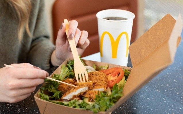 “McDonald’s Azərbaycan” plastikdən istifadəni illik 35 tondan çox azaldıb