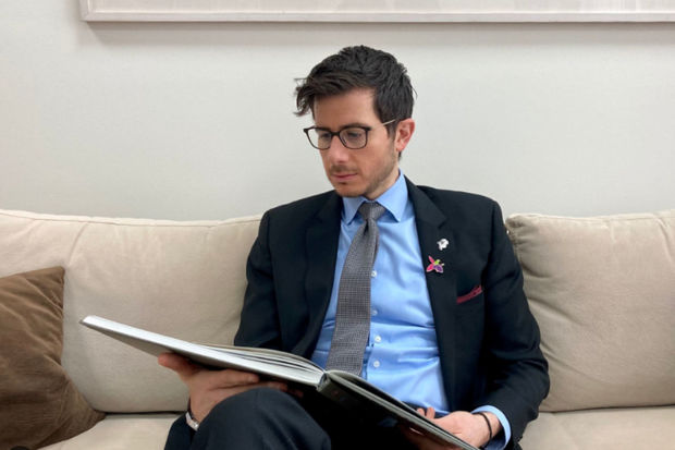 İsrailin Azərbaycandakı səfiri izləyicilərindən soruşdu: “Hansı yeməyi seçək?” - FOTO