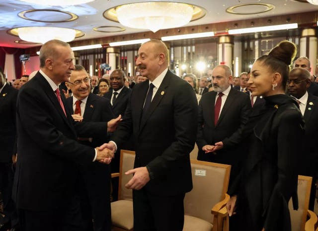 Bəylər Əyyubovla bir sırada əyləşən Paşinyan Əliyevlə Ərdoğanın səmimi görüşünü alqışladı - FOTOLAR