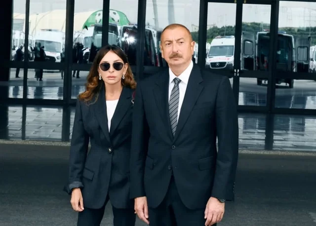 İlham Əliyev və Mehriban Əliyeva "Crescent Mall" ticarət mərkəzinin açılışında iştirak ediblər