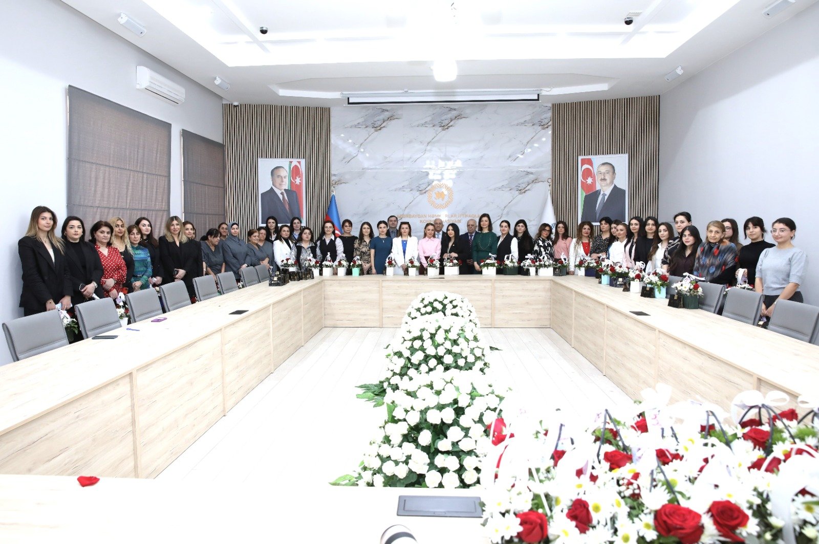 AHİK qadın əməkdaşlarını təbrik edib