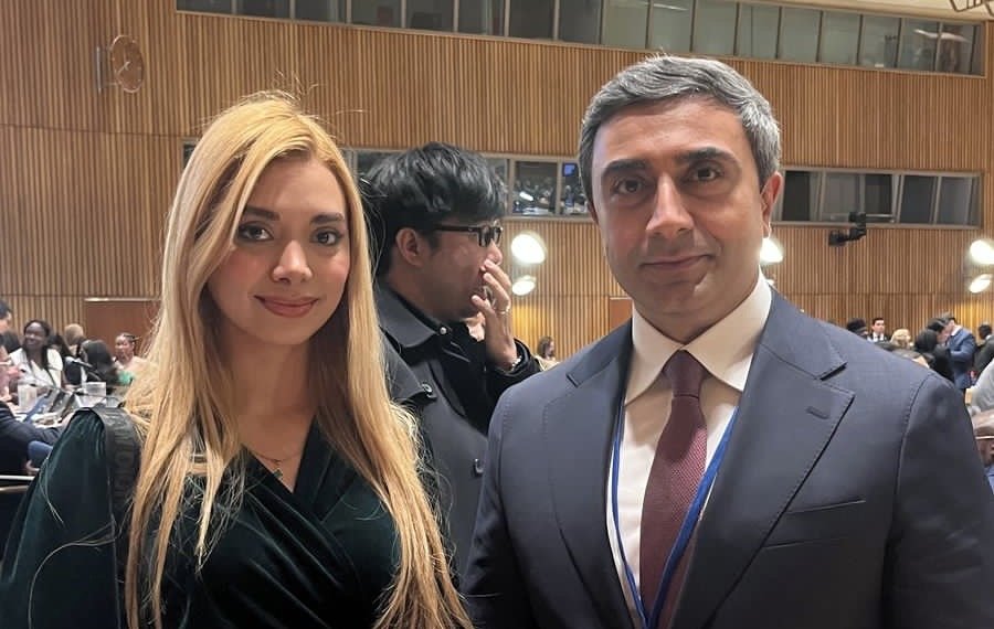 Sandi Salem İSESCO-nun Sülh Səfiri. ABŞ-ın New York ştatında BMT-nin binasında ECOSOC youth Forumunda iştirak edib.