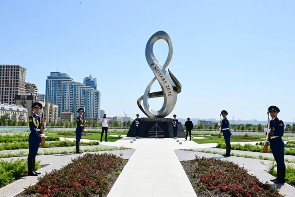 Ukraynanın xarici işlər naziri Bakıda Zəfər parkını və Şəhidlər xiyabanını ziyarət edib