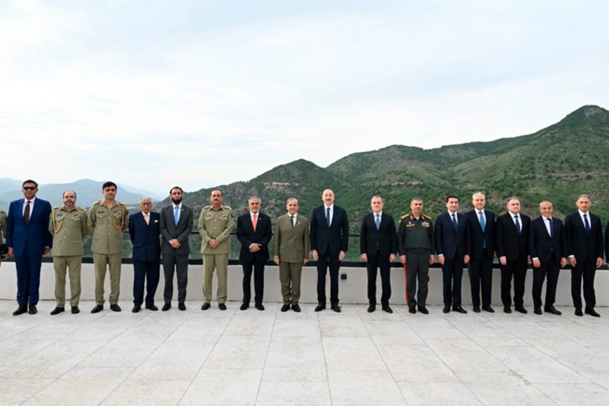 Laçında İlham Əliyevin Şahbaz Şəriflə nahar əsnasında geniş tərkibdə görüşü olub
