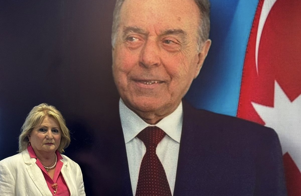 Azərbaycanın müasir dövlətçiliyinin memarı Heydər Əliyev təkcə siyasi uzaqgörənliyi ilə deyil, eyni zamanda gənc nəslə olan sonsuz inamı ilə də tarixə adını qızıl hərflərlə yazdırıb. Azərbaycanın müasir dövlətçiliyinin memarı Heydər Əliyev təkcə siyasi uzaqgörənliyi ilə deyil, eyni zamanda gənc nəslə olan sonsuz inamı ilə də tarixə adını qızıl hərflərlə yazdırıb.