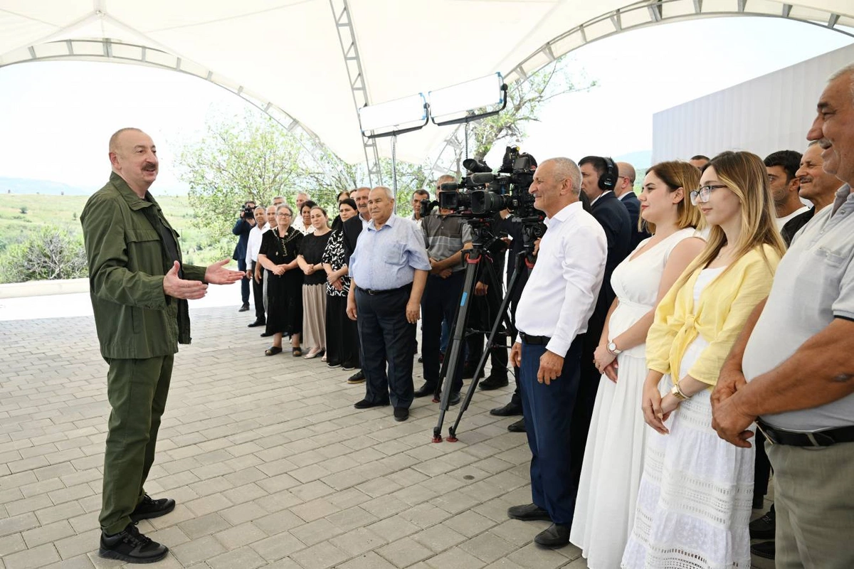 İlham Əliyev Xanyurdu kənd sakininə: Daha heç kim bizi bu yerlərdən çıxara bilməz