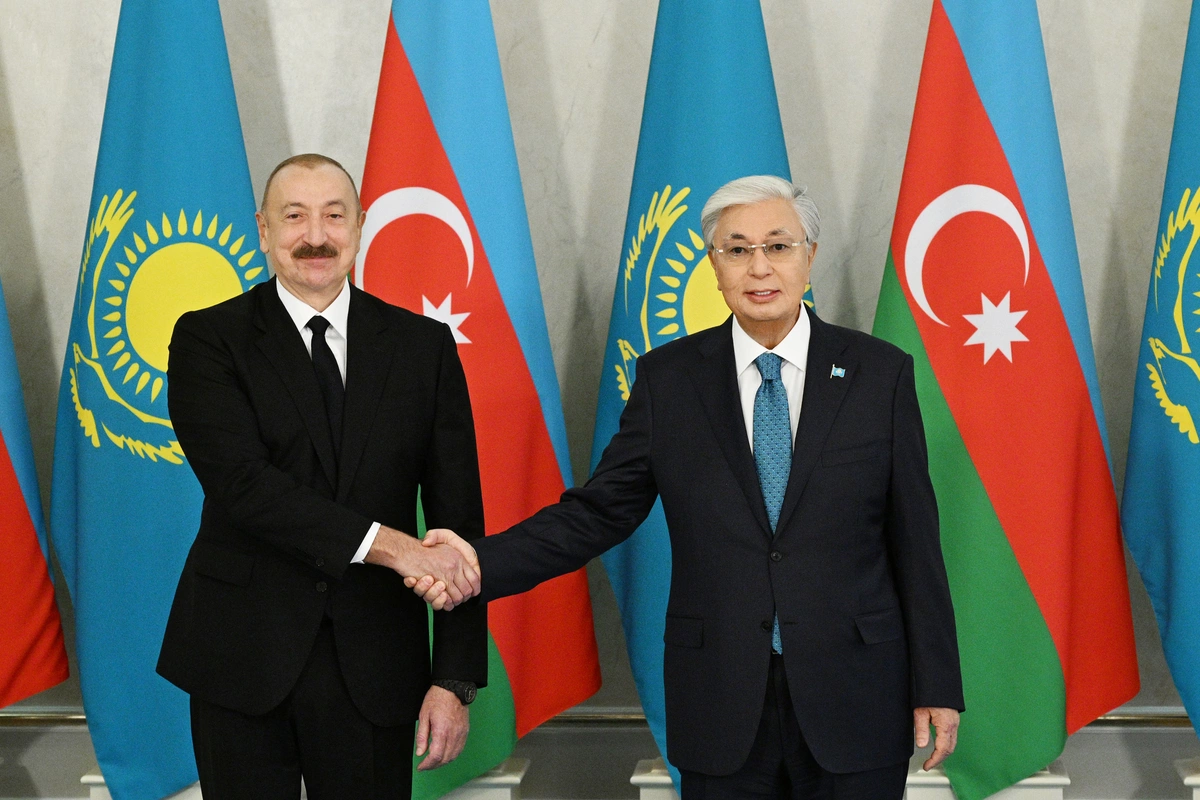 Tokayev Azərbaycan Prezidentinə qazax milli geyimini hədiyyə edib