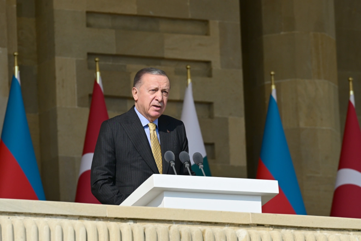 Türkiyə Prezidenti Bakıda keçirilən hərbi paradda Məmməd Arazın şeirini səsləndirib
