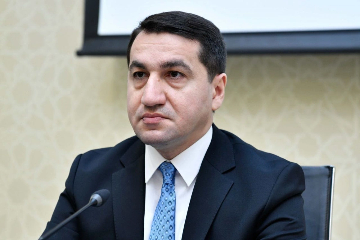 Hikmət Hacıyev Dövlət Bayrağı Günü münasibətilə paylaşım edib