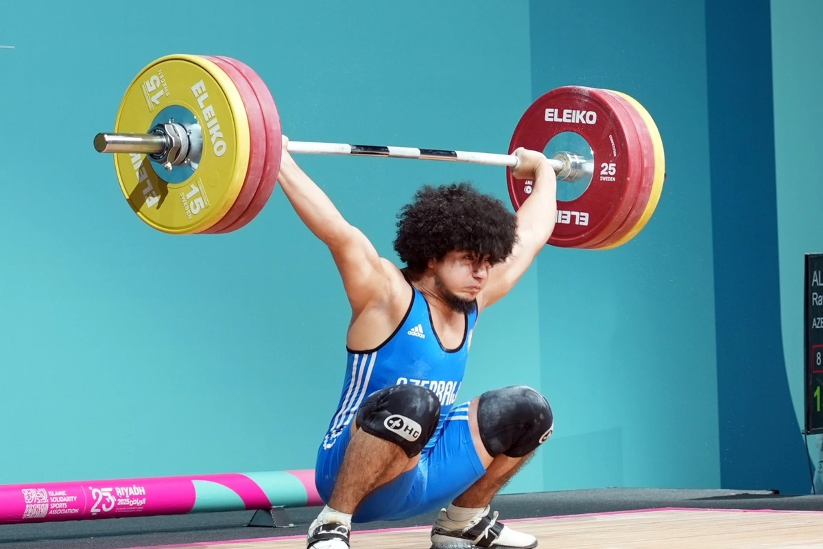 Azərbaycan ağırlıqqaldıranı İslamiadanı üç medalla başa vurub