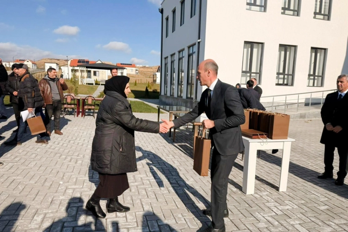 Horovlu kəndinə daha 22 ailə köçürülüb, açarlar təqdim edilib
