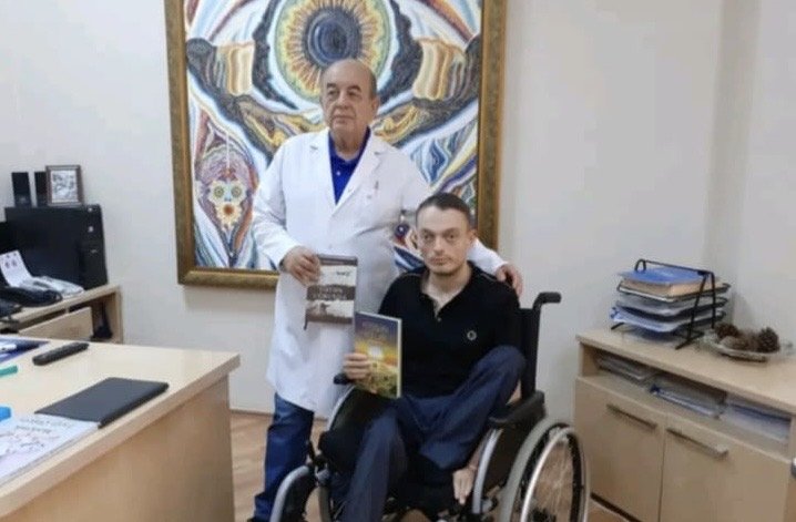 PAŞA  QƏLBİNURA  ETİBAR  HƏSƏNZADƏ "ZƏFƏRLƏRƏ  DOĞRU"- KİTABINI HƏDİYYƏ ETDİ.