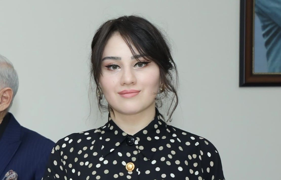 Ülkər Əbülfət Azərbaycanın tanınmış və nüfuzlu rəssamlarından biridir.