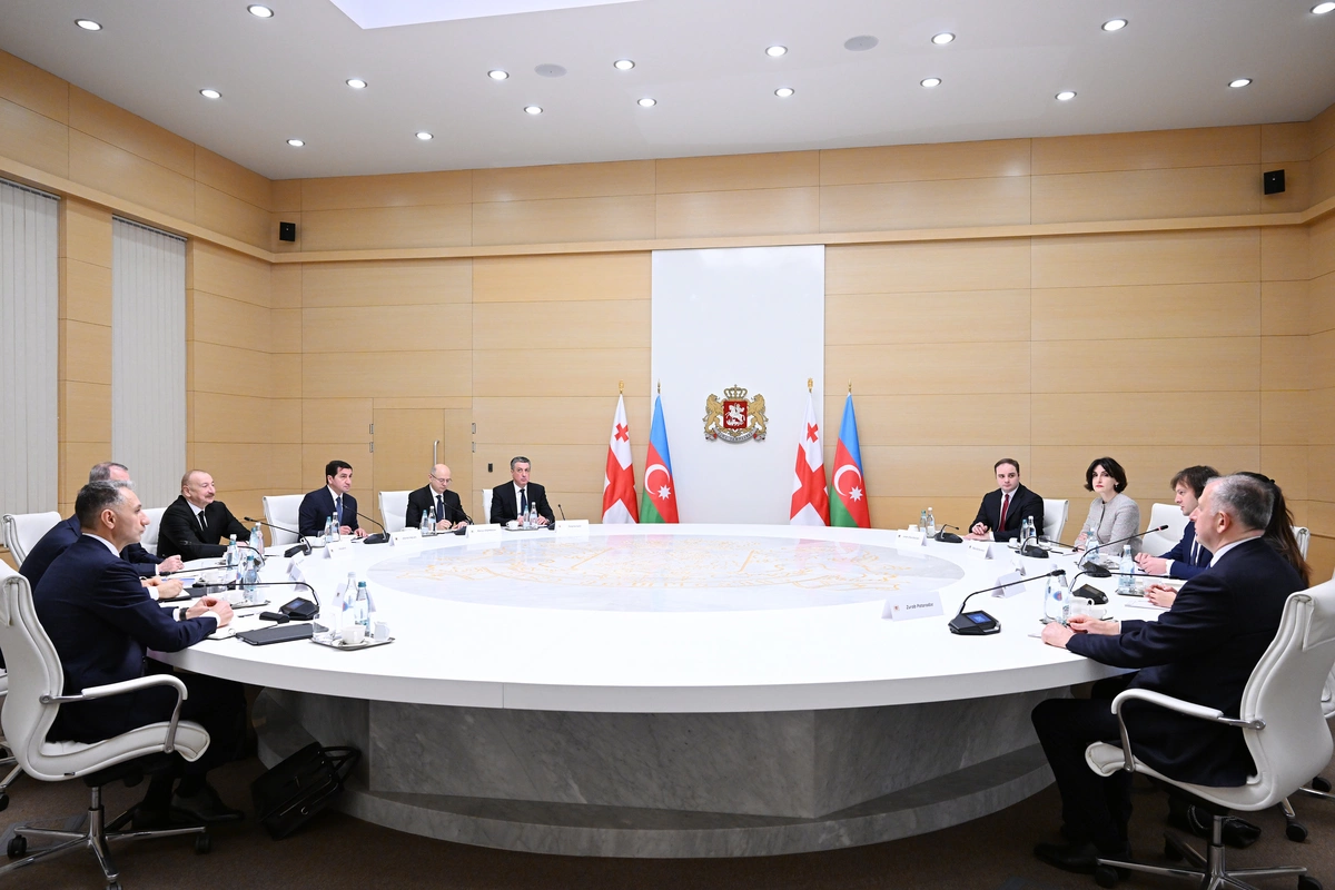 Prezident İlham Əliyevin Gürcüstanın Baş naziri İrakli Kobaxidze ilə geniş tərkibdə görüşü olub Prezident İlham Əliyevin Gürcüstanın Baş naziri İrakli Kobaxidze ilə geniş tərkibdə görüşü olub