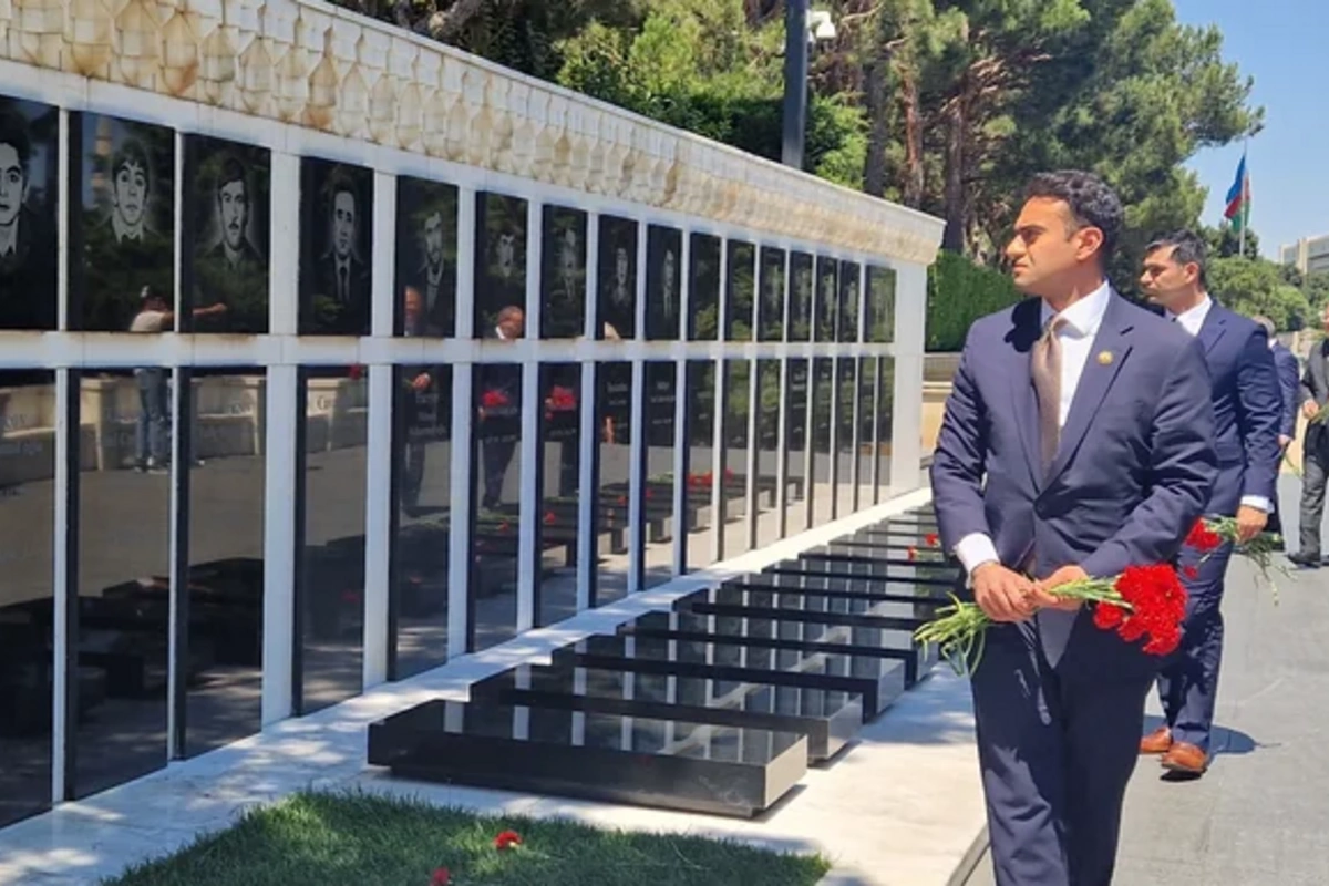 ABŞ Konqresinin nümayəndə heyəti Şəhidlər xiyabanını ziyarət edib