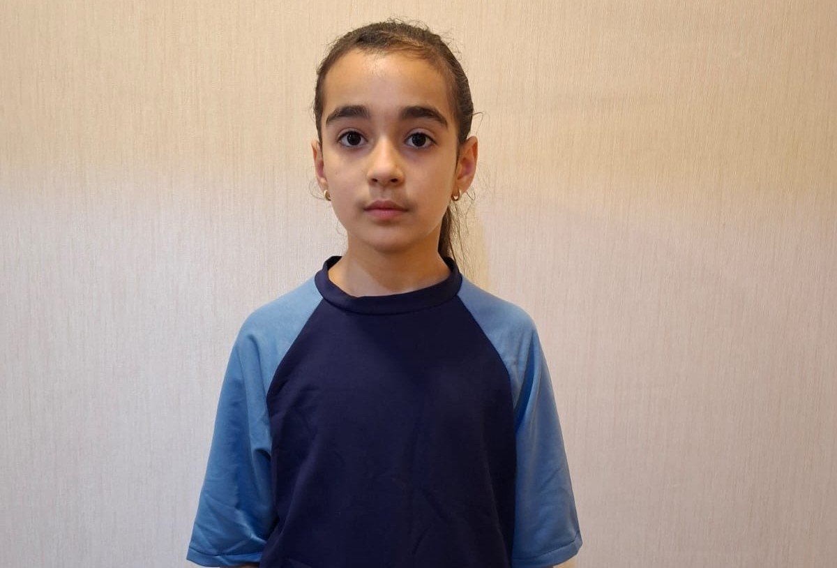 Stolüstü tennislə məşğul olur, piano çalır, yaxşı oxuyur, amma pilot olacaq