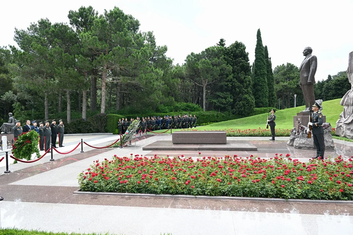 Zakir Həsənov Fəxri Xiyaban, Zəfər parkı və Hərbi Memorial Məzarlığı ziyarət edib