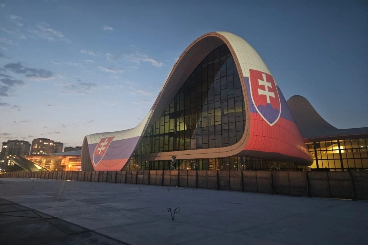 Heydər Əliyev Mərkəzi Slovakiya bayrağının rəngləri ilə işıqlandırılıb